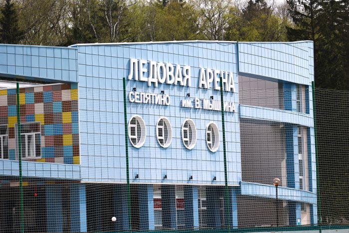 Андрей Воробьев проверил ход ремонта бассейна в поселке Селятино