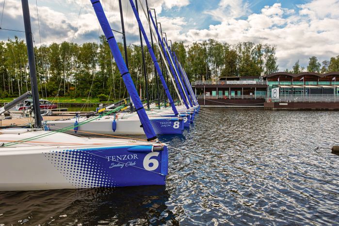 Лодки на причале яхт-клуба Tenzor Sailing Club в Мытищах на берегу Пестовского водохранилища