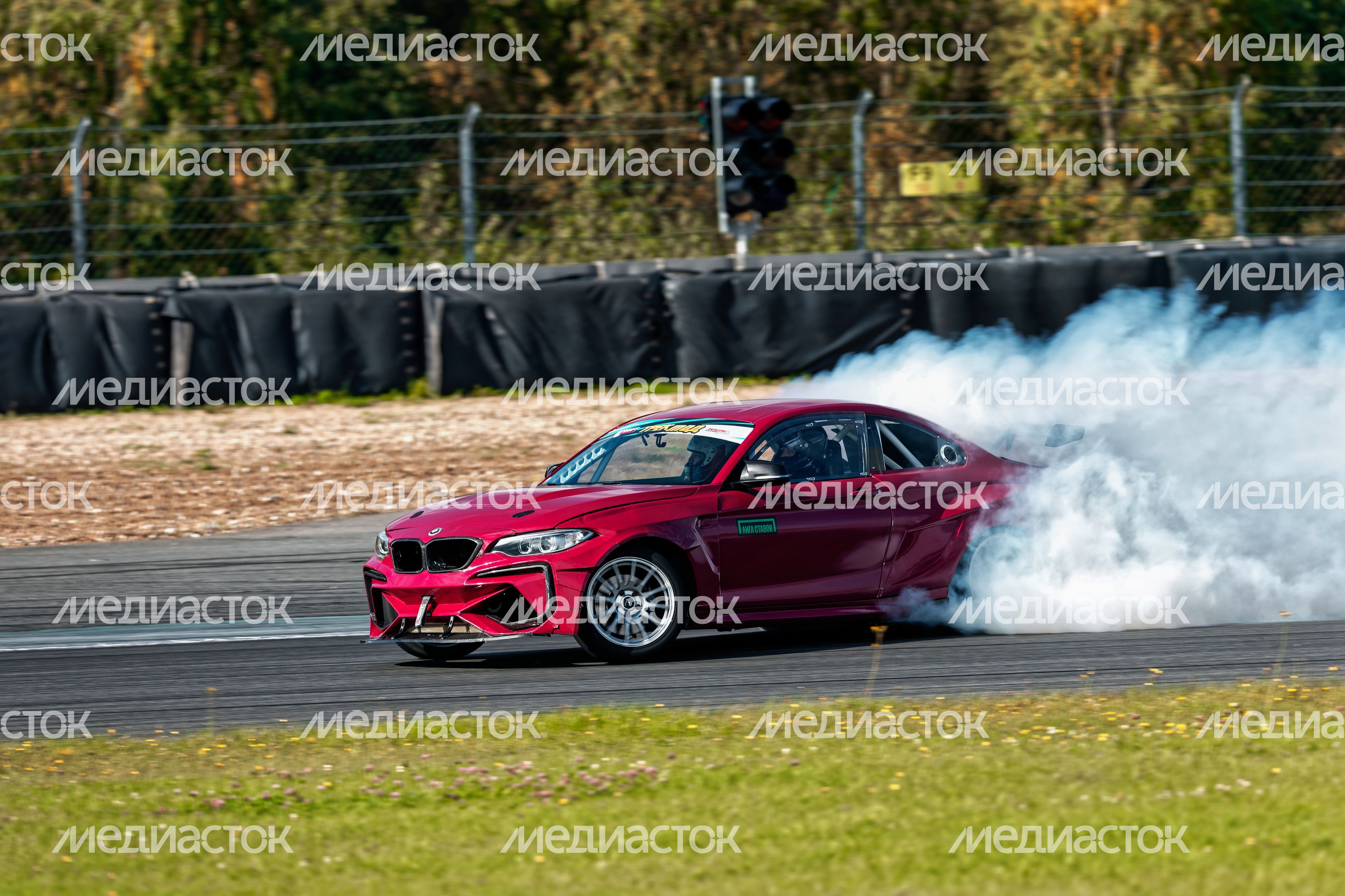 Дрифт-гонка автомобилей по автодрому Moscow Raceway на фестивале «Дрифт Экспо» в Волоколамске Дрифт-гонка автомобилей по автодрому Moscow Raceway на фестивале «Дрифт Экспо» в Волоколамске