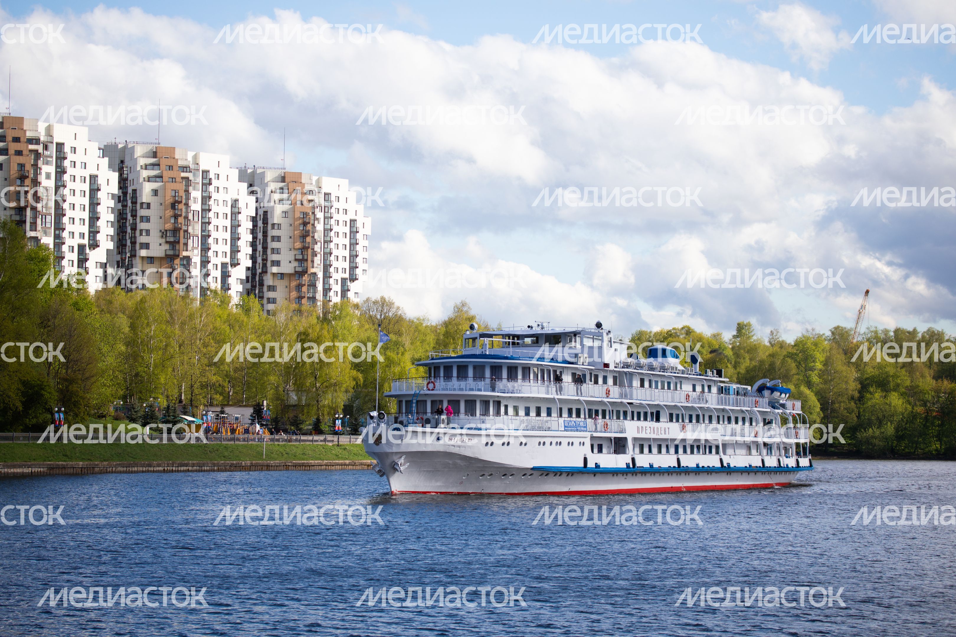 Теплоход на Химкинском водохранилище в Подмосковье Теплоход на Химкинском водохранилище в Подмосковье