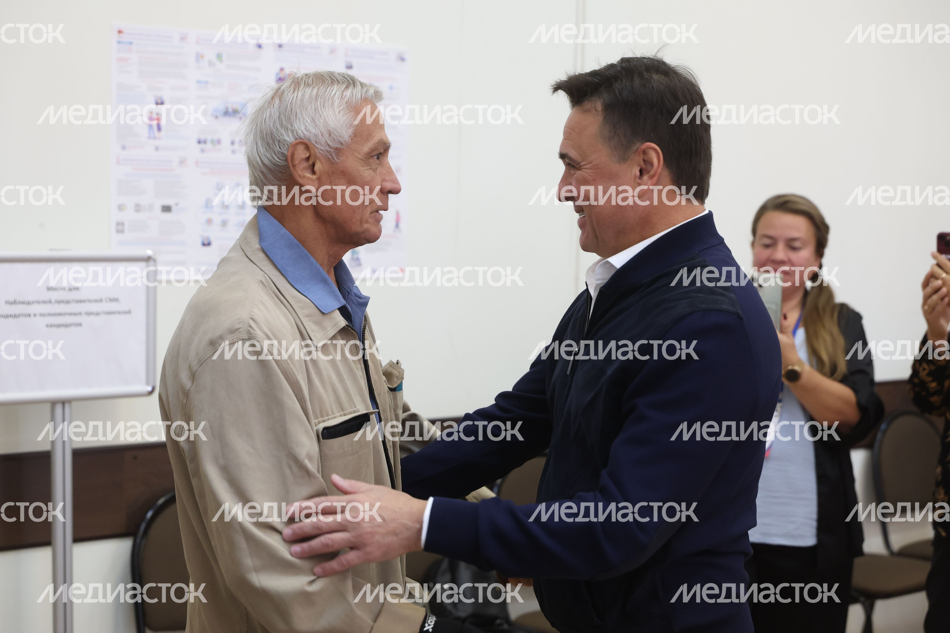 Андрей Воробьев с дочерьми проголосовал на избирательном участке в Одинцовском округе