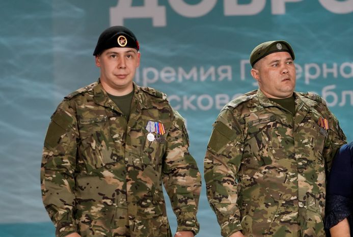 Матери бойцов СВО встретились с сыновьями на церемонии вручения премии "Мы рядом. Доброе дело"