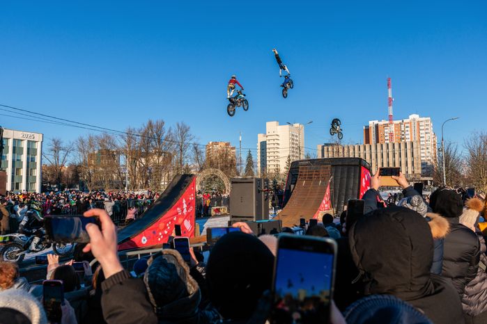 Зимний фристайл-мотокросс от команды FMX13 в Одинцово