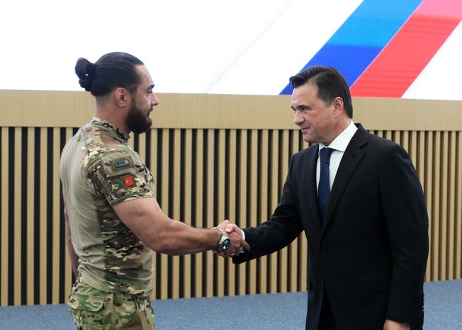 Андрей Воробьев передал государственные награды бойцам отряда БАРС