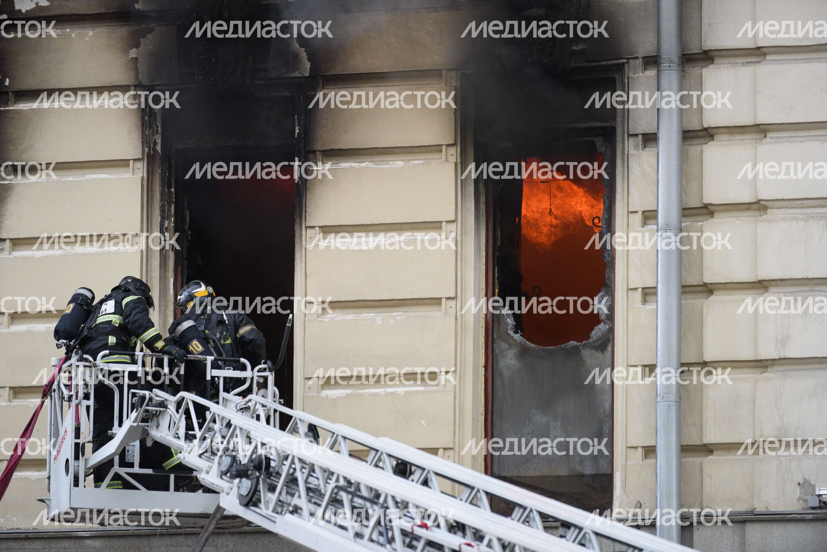 Пожар в реставрируемом здании на Тверской улице в Москве
