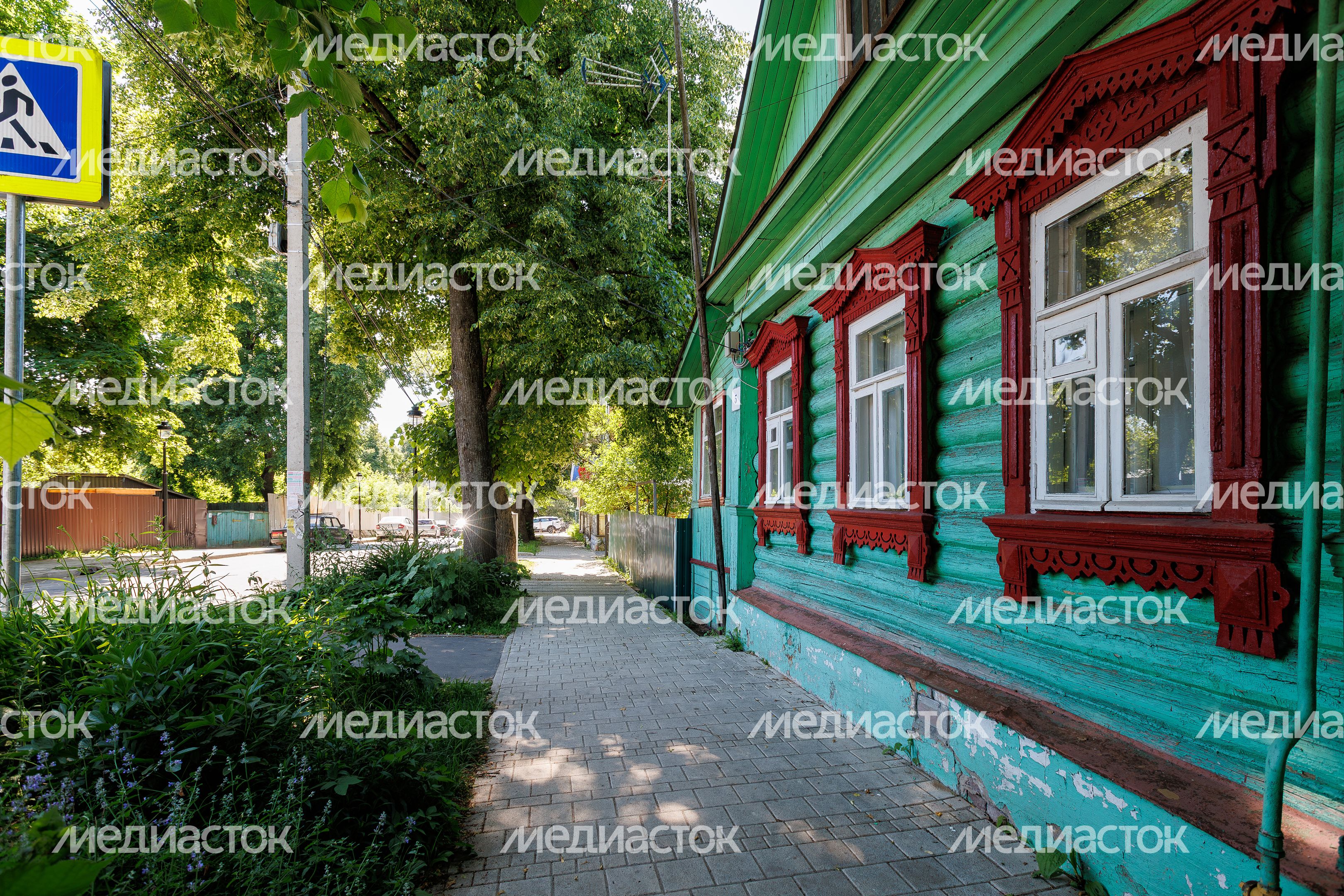 Летние виды улицы Московской со старинными домами в Звенигороде Летние виды улицы Московской со старинными домами в Звенигороде