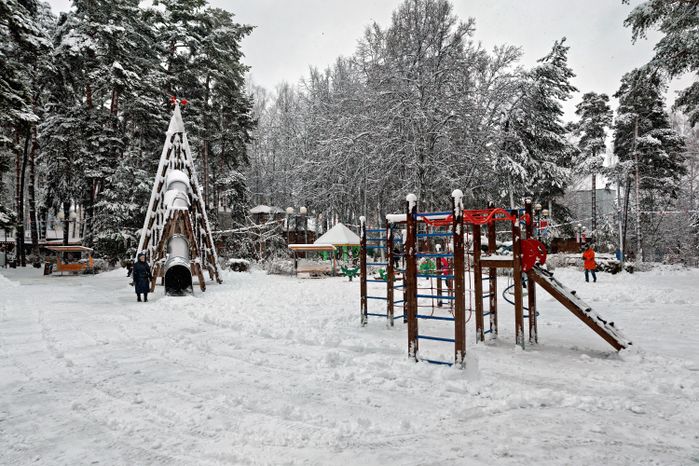 Детская площадка в снегу в экопарке «Губайловский» в Красногорске зимой