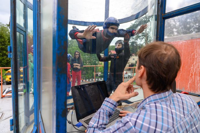 Свободное парение в аэродинамической трубе