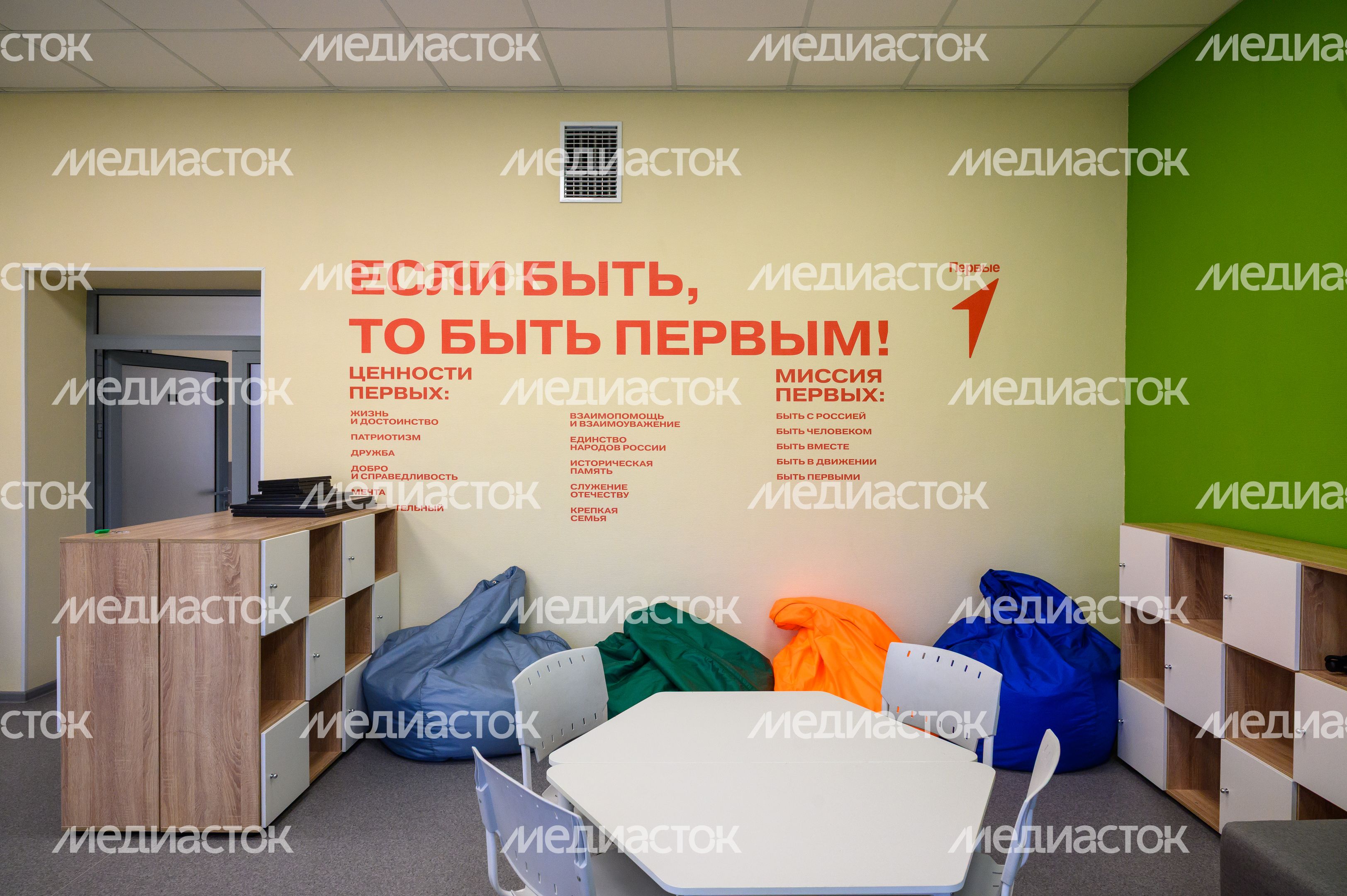 Зона отдыха в коридоре Центра образования №23 в поселке Обухово Богородского округа после капитального ремонта Зона отдыха в коридоре Центра образования №23 в поселке Обухово Богородского округа после капитального ремонта
