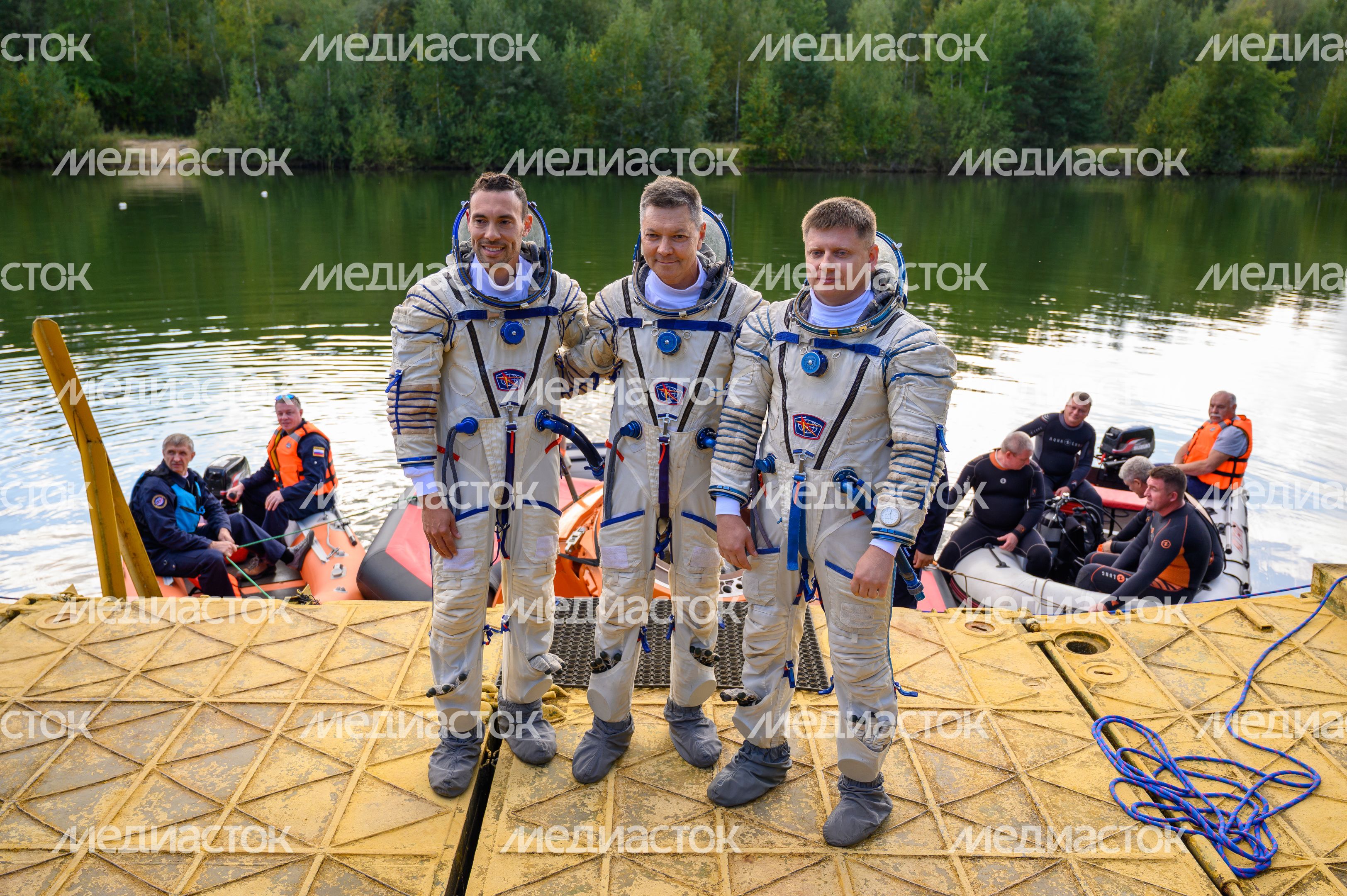 Астронавт NASA Маркос Берриос, космонавты Роскосмоса Олег Кононенко и Александр Гребенкин на тренировке по приземлению Астронавт NASA Маркос Берриос, космонавты Роскосмоса Олег Кононенко и Александр Гребенкин на тренировке по приземлению