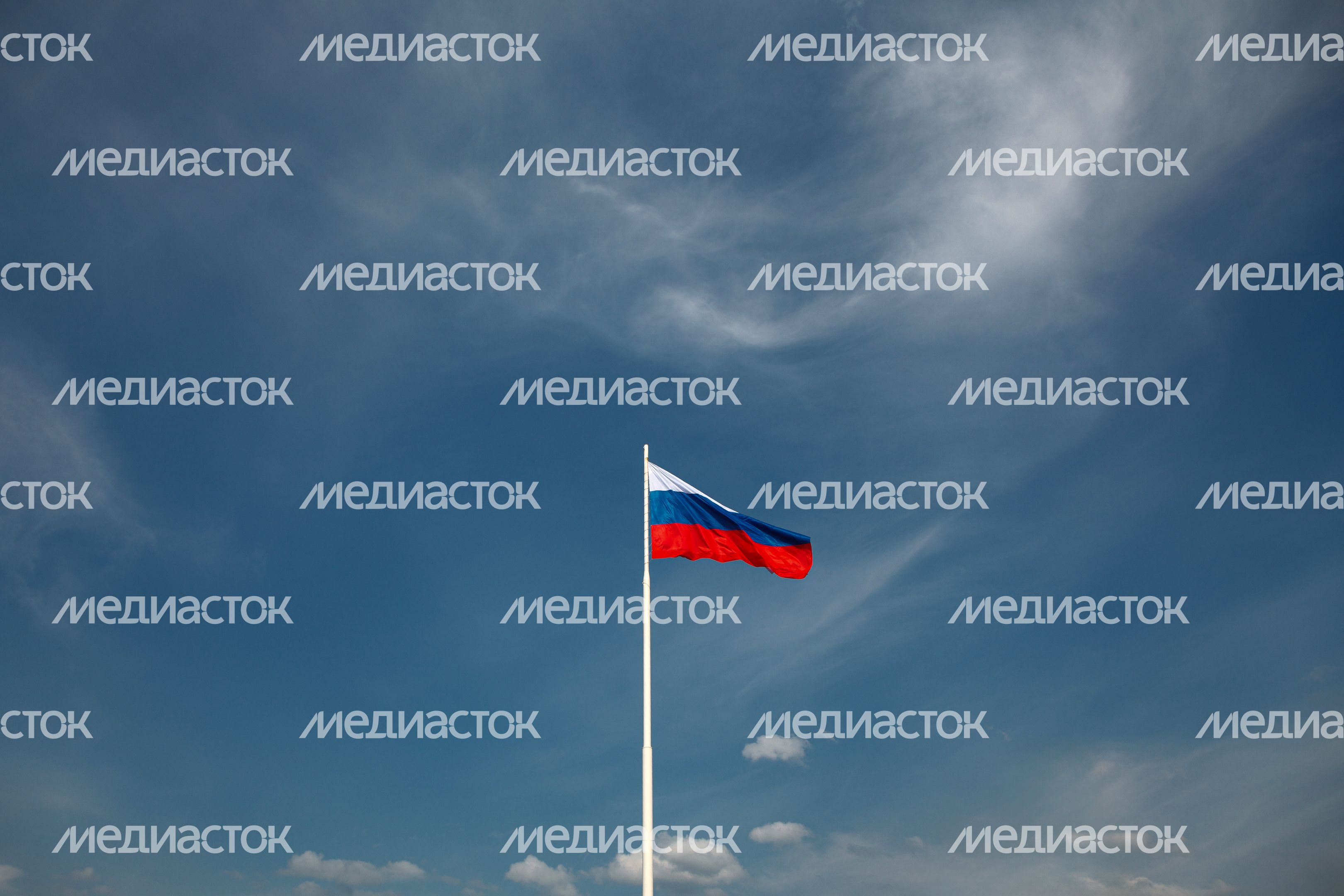 Флаг России на фоне голубого неба в Подмосковье Флаг России на фоне голубого неба в Подмосковье