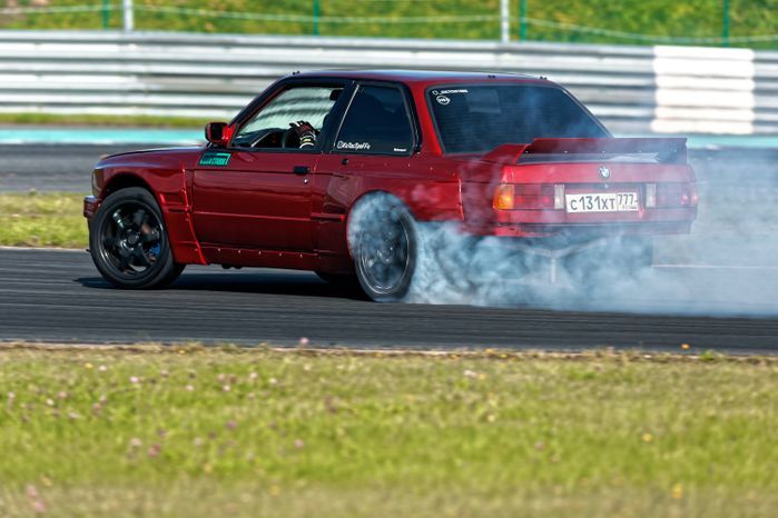 Дрифт-гонка автомобилей по автодрому Moscow Raceway на фестивале «Дрифт Экспо» в Волоколамске