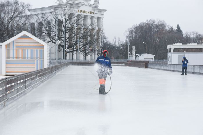 Заливка катка на ВДНХ