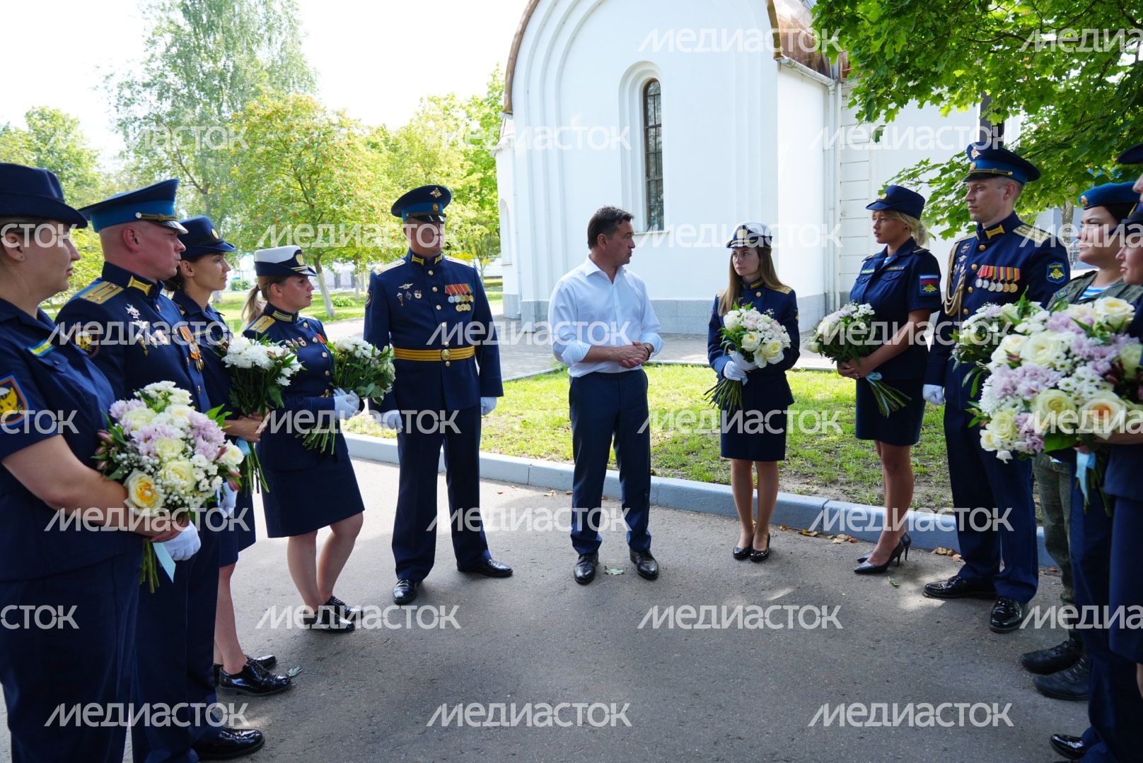 Поздравление военнослужащих с Днем ВДВ в Медвежьих Озерах Губернатором Подмосковья
