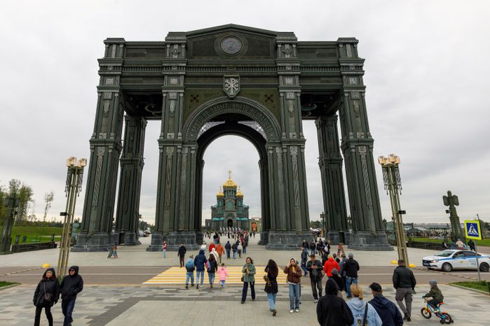 Триумфальная арка с карильоном у Главного храма ВС РФ в Центральном парке «Патриот» Одинцовского округа
