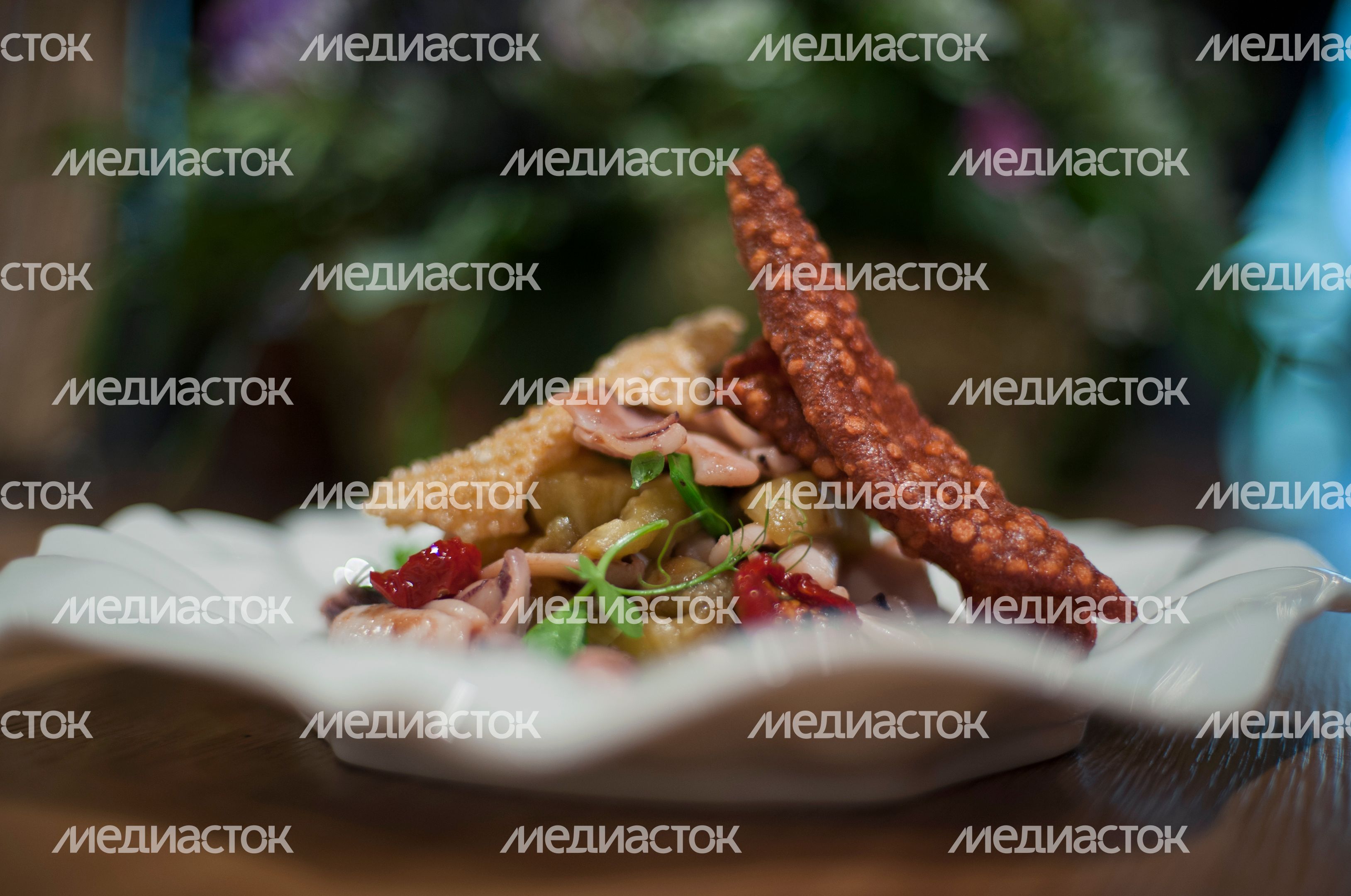 Приготовление салата с кальмарами и овощами на гриле