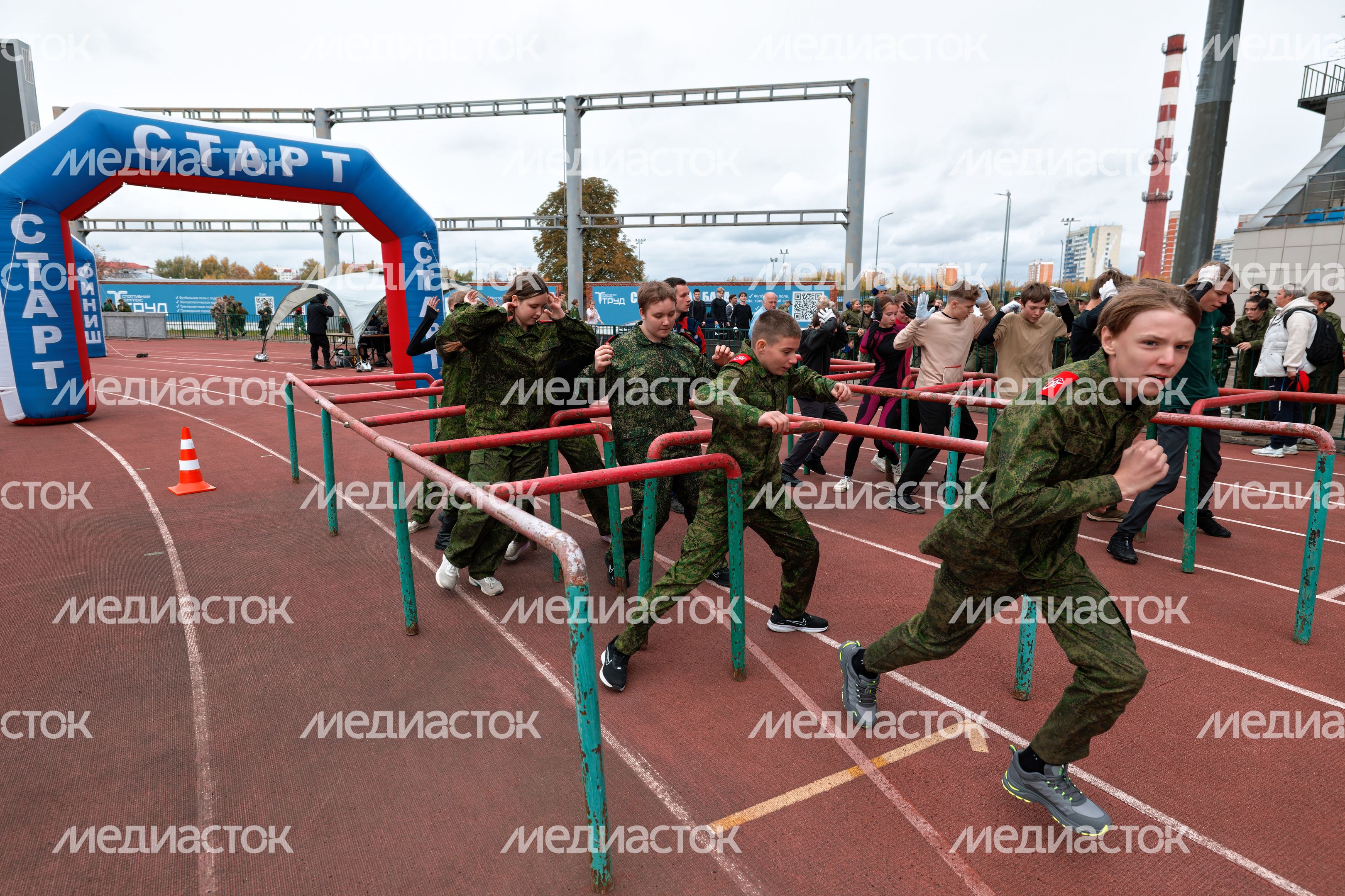 Слаженность в прохождении полосы препятствий показали школьники в военно-патриотической игре «Наследники Победы» Слаженность в прохождении полосы препятствий показали школьники в военно-патриотической игре «Наследники Победы»