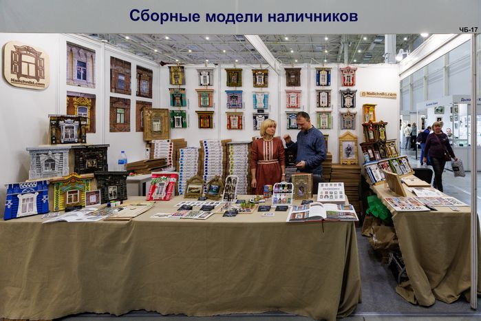 Сувениры народных промыслов Подмосковья – сборные модели наличников – на выставке-ярмарке «Ладья»