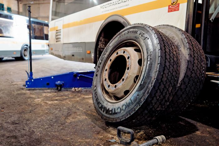 Технический осмотр автобуса перед отправлением в рейс в Истре