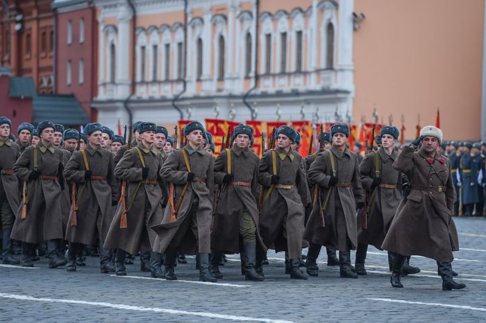 Торжественный марш в честь парада 1941 года на Красной площади в Москве