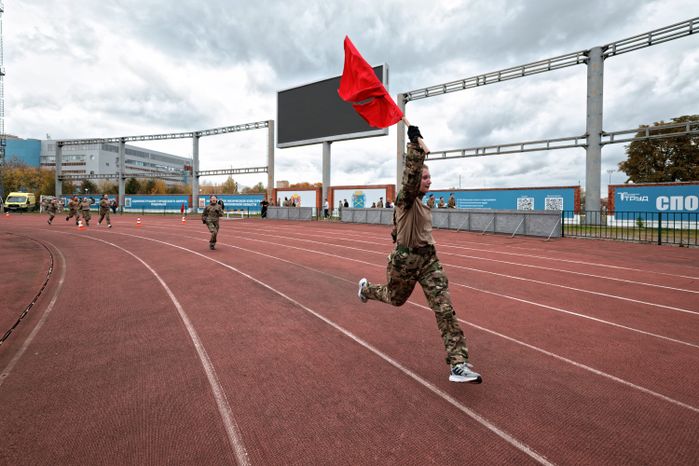 Слаженность в прохождении полосы препятствий показали школьники в военно-патриотической игре «Наследники Победы»