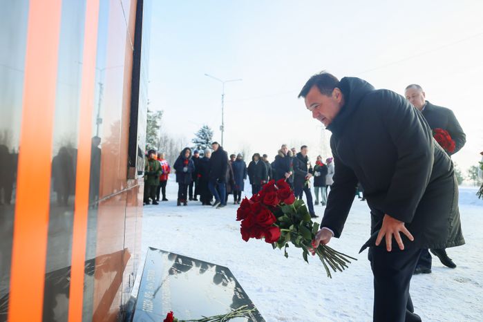 Андрей Воробьев возлагает цветы к мемориалу «Рубеж обороны»