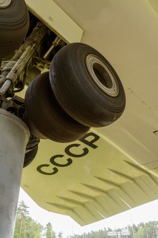 Памятник Ту-144