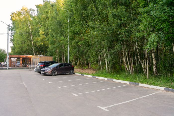 Парковка на улице Надежды у лесопарка «Городской лес» в Домодедово