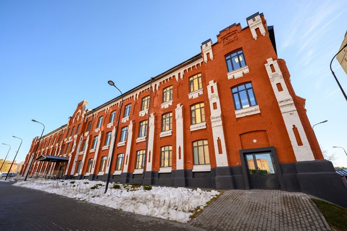 Новый корпус начальной школы образовательного комплекса №19 в историческом здании в Мытищах
