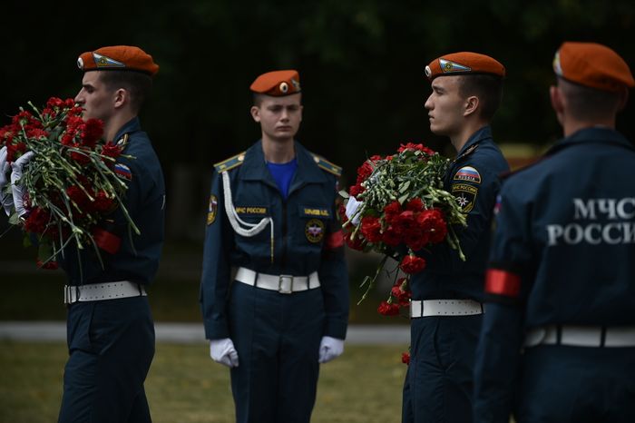 Прощание с погибшими членами экипажа самолета Ил-76 в Жуковском
