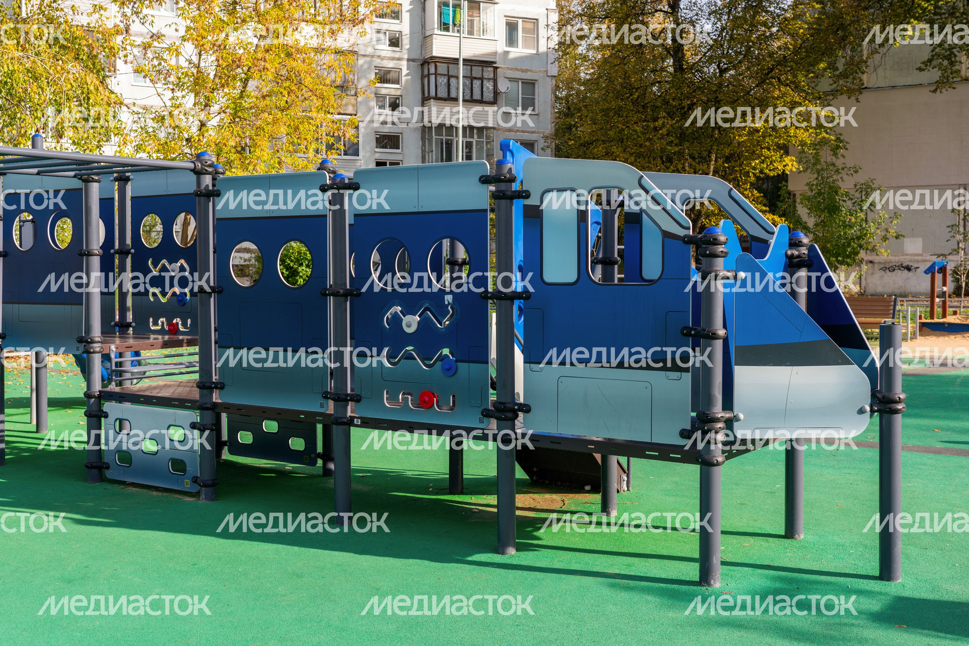 Новая игровая детская площадка в форме самолета на улице Шибанкова в Наро-Фоминске Новая игровая детская площадка в форме самолета на улице Шибанкова в Наро-Фоминске