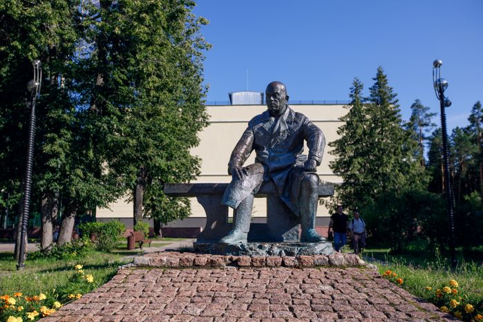 Дубна. Памятник М.Г. Мещерякову