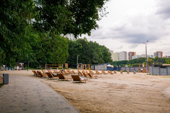Пляж на берегу канала имени Москвы в парке имени Л.Н. Толстого в Химках