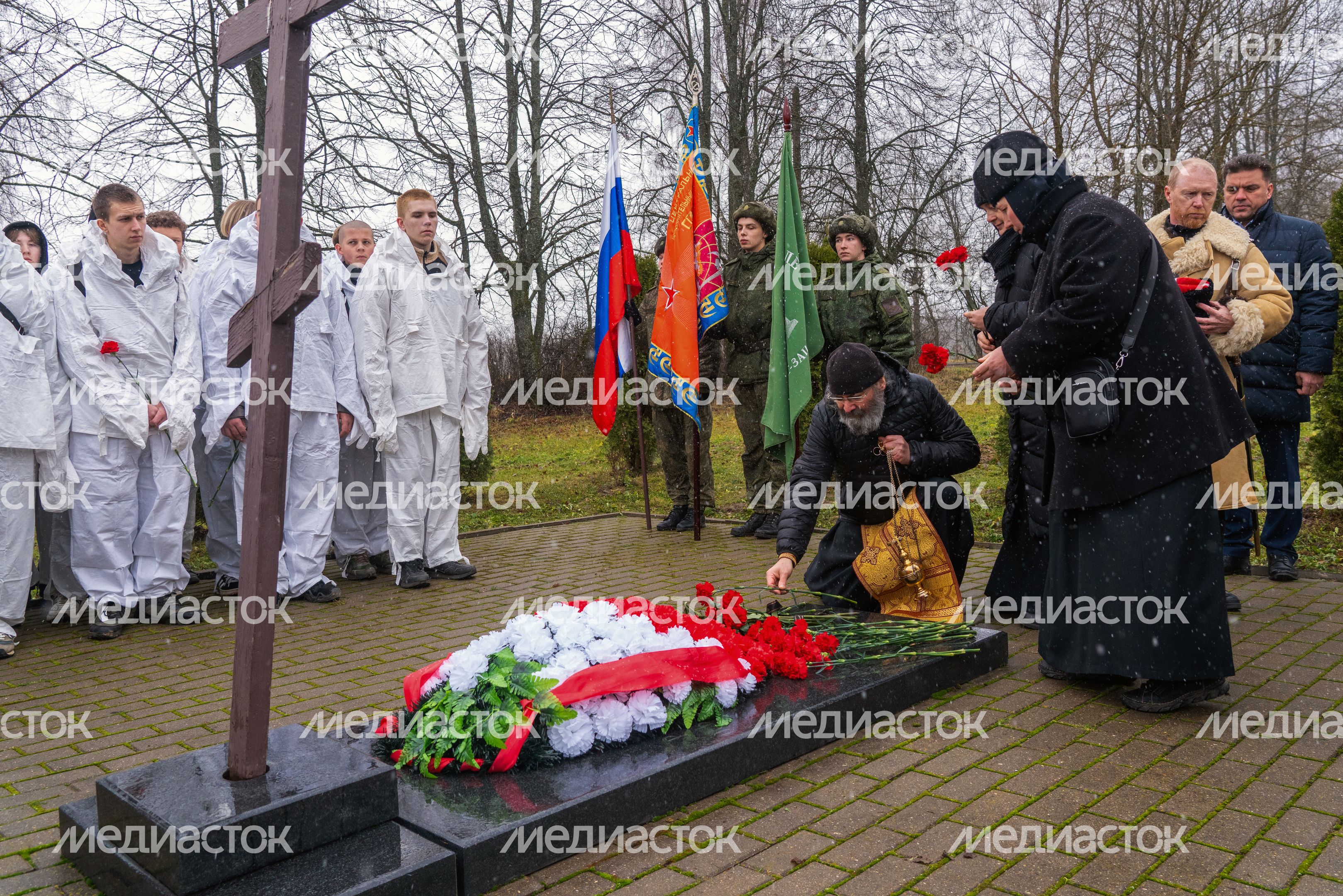 Возложение цветов к могиле Неизвестного солдата на Бородинском поле Возложение цветов к могиле Неизвестного солдата на Бородинском поле