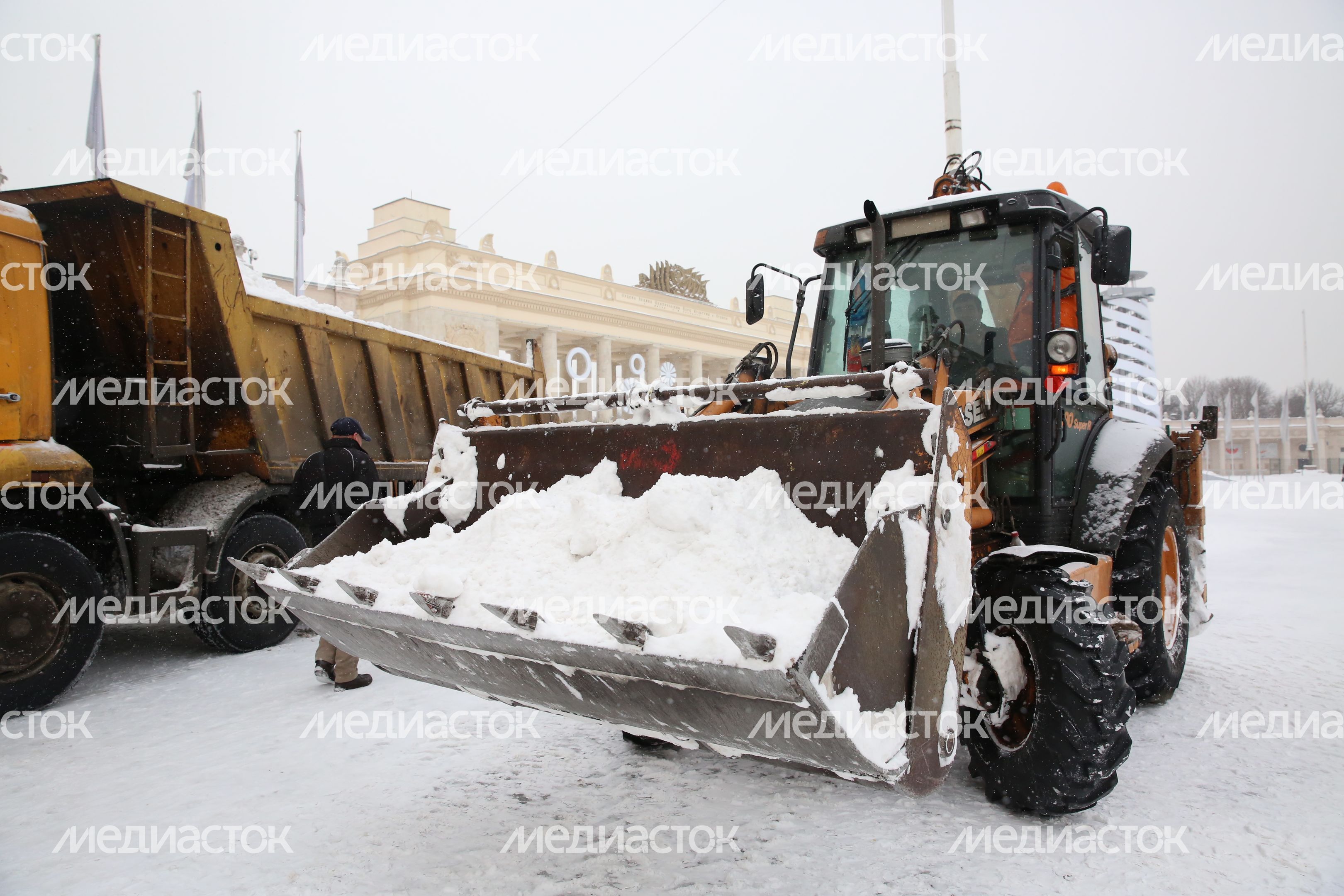 Уборка снега в Москве