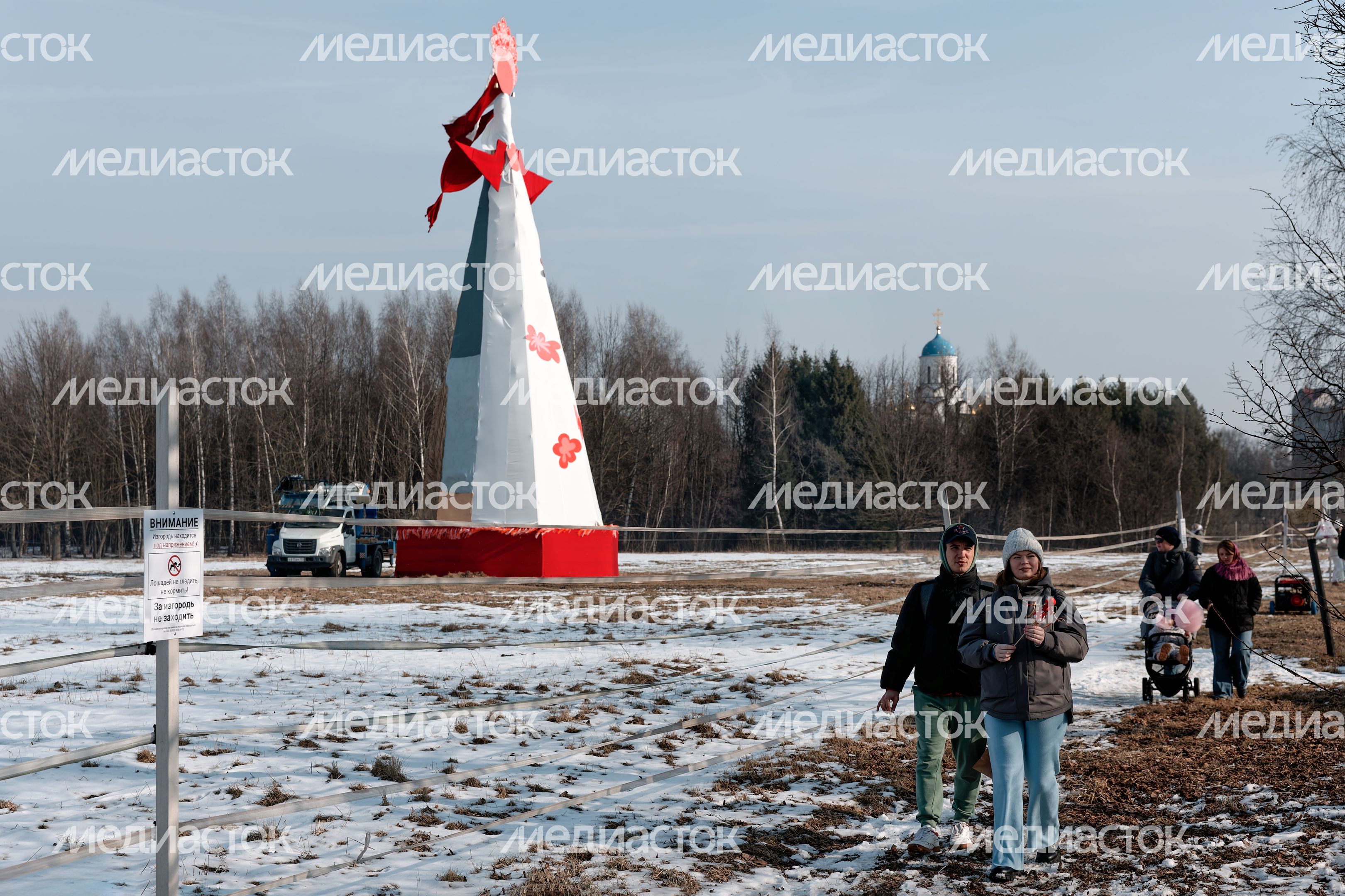 Самое большое в России чучело Масленицы сожгли на фестивале в Горках Ленинских Самое большое в России чучело Масленицы сожгли на фестивале в Горках Ленинских