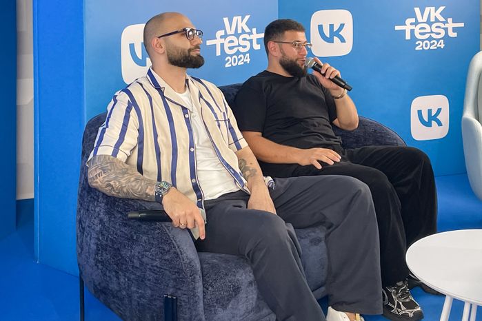 Рэп-дуэт HammAli & Navai на пресс-конференции VK Fest -2024 в Лужниках