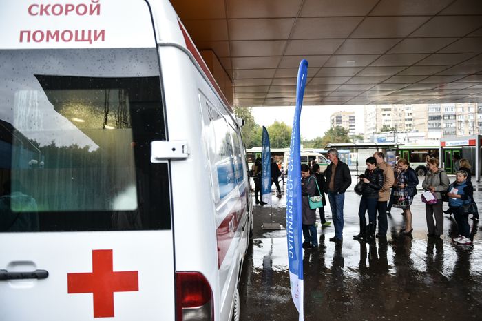 Мобильный прививочный пункт у станции московского метро