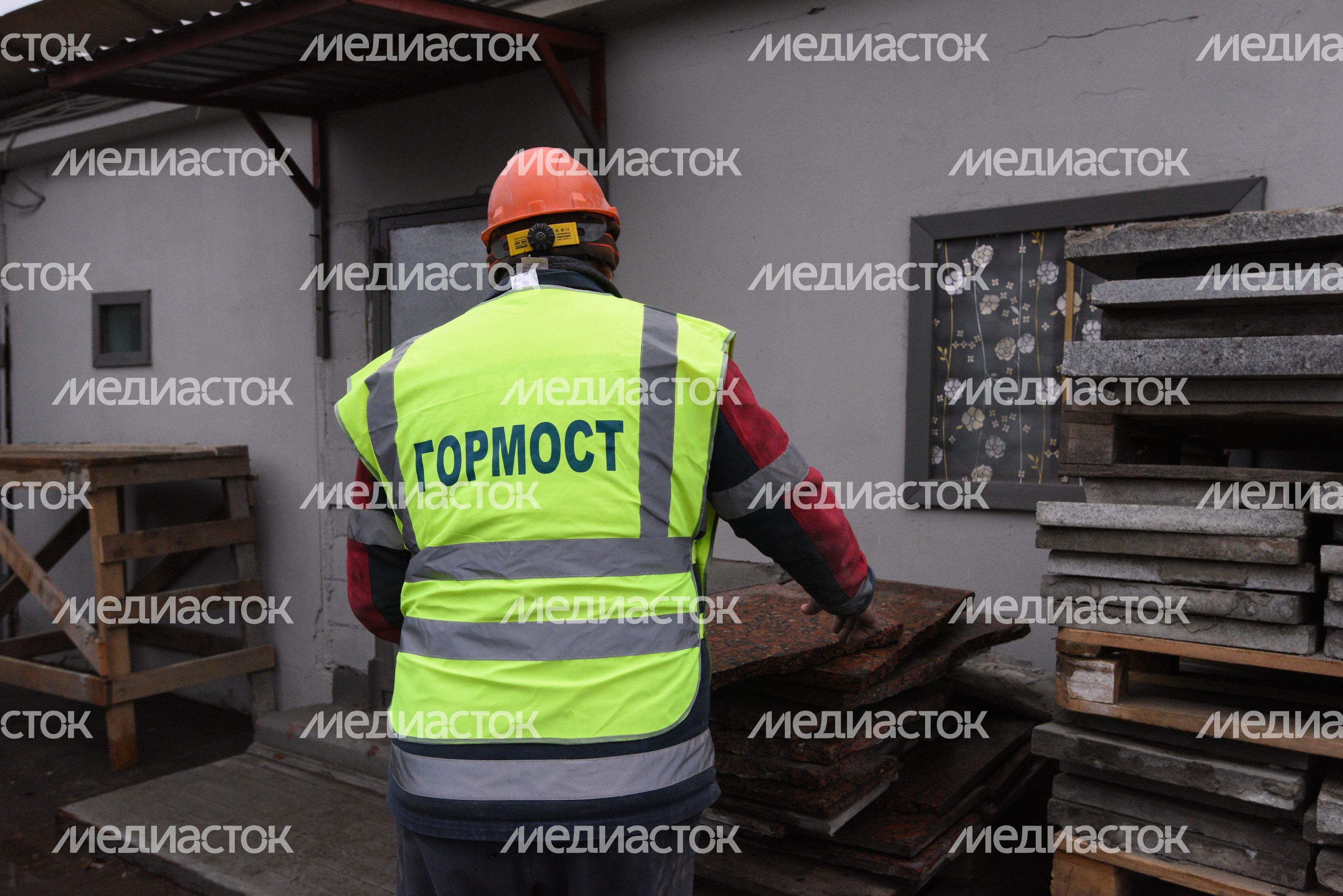Процесс обработки гранитного камня специалистами ГБУ «Гормост» для облицовки стен подземных пешеходных переходов в Москве Процесс обработки гранитного камня специалистами ГБУ «Гормост» для облицовки стен подземных пешеходных переходов в Москве