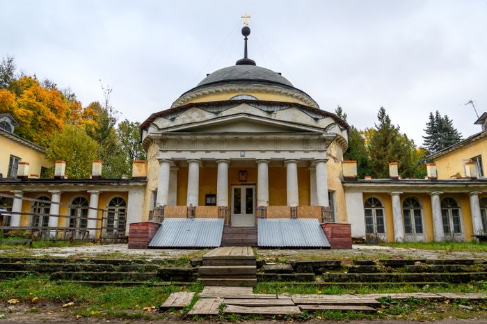Храм-мавзолей Волконских в усадьбе Суханово Ленинского округа