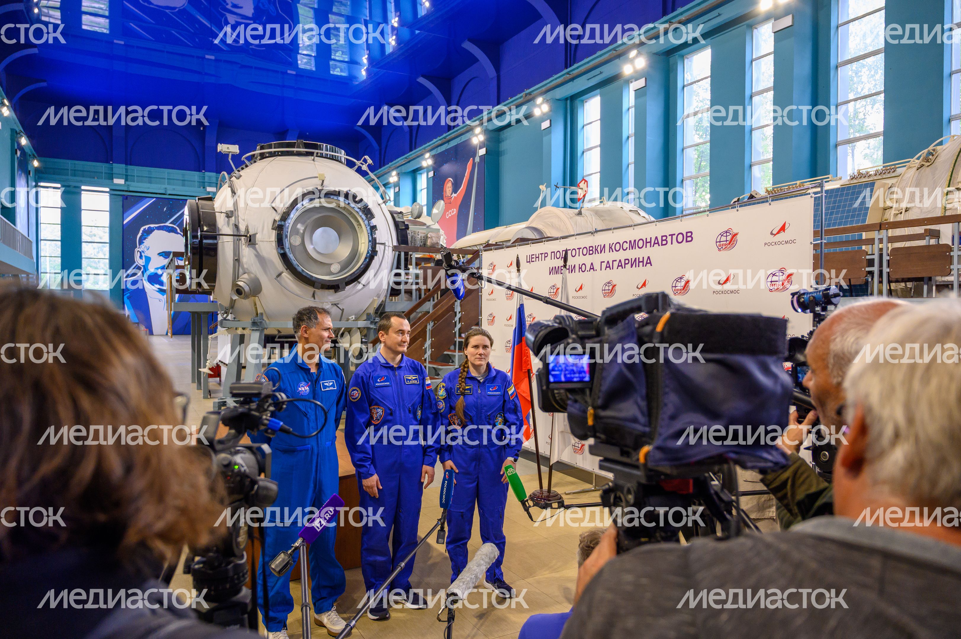 Экипаж космонавтов МКС-75 А. Менон, П. Дубров и А. Кикина на комплексной тренировке в Звездном городке