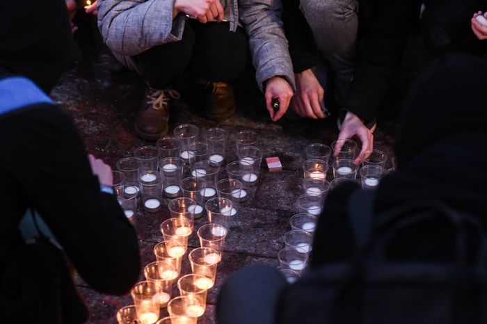 Акция в память о погибших в Кемерове на Пушкинской площади в Москве