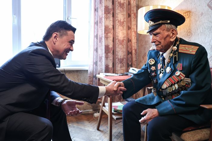 Губернатор присвоил знание Почетного гражданина ветерану Великой Отечественной войны Александру Золотову