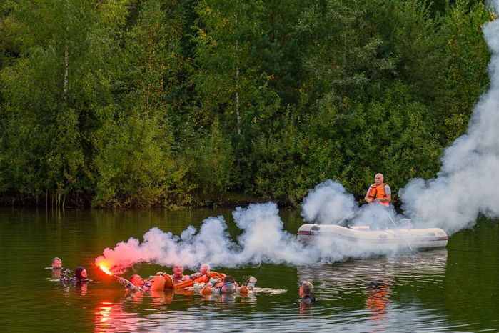 Тренировка космонавтов по действиям после посадки на водную поверхность в Ногинском спасательном центре МЧС России