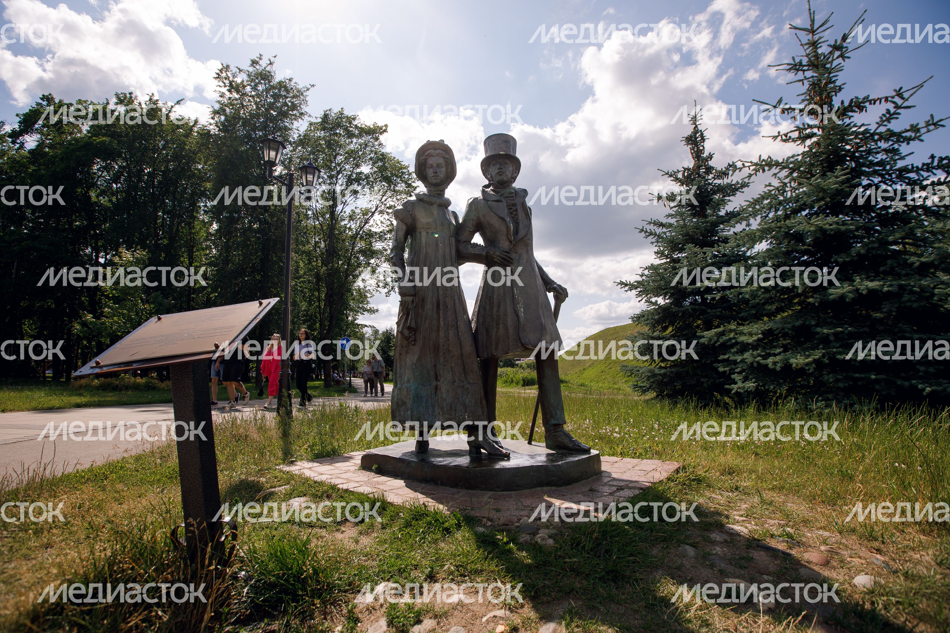 Дмитров. Скульптурная композиция «Горожане» Дмитров. Скульптурная композиция «Горожане»
