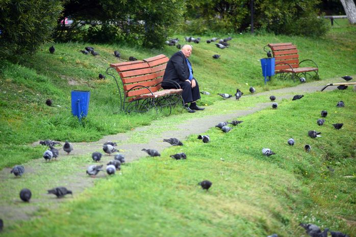 Мужчина в парке города Руза
