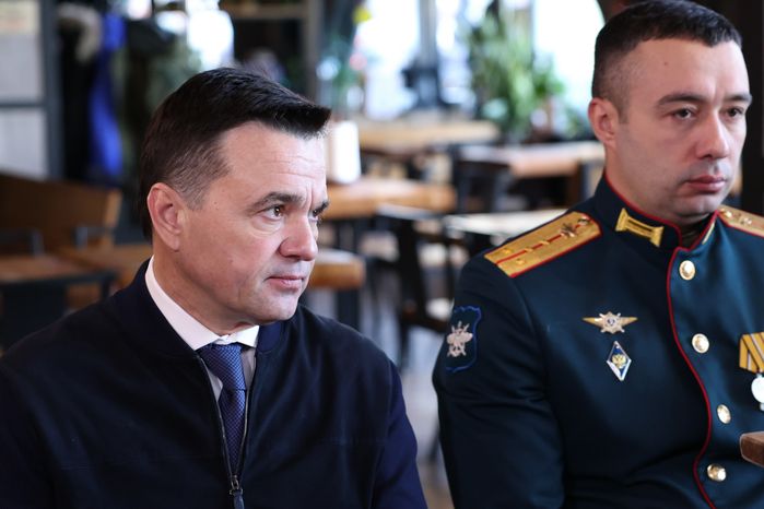 Андрей Воробьев пообщался с героями СВО и волонтерами за чашкой чая