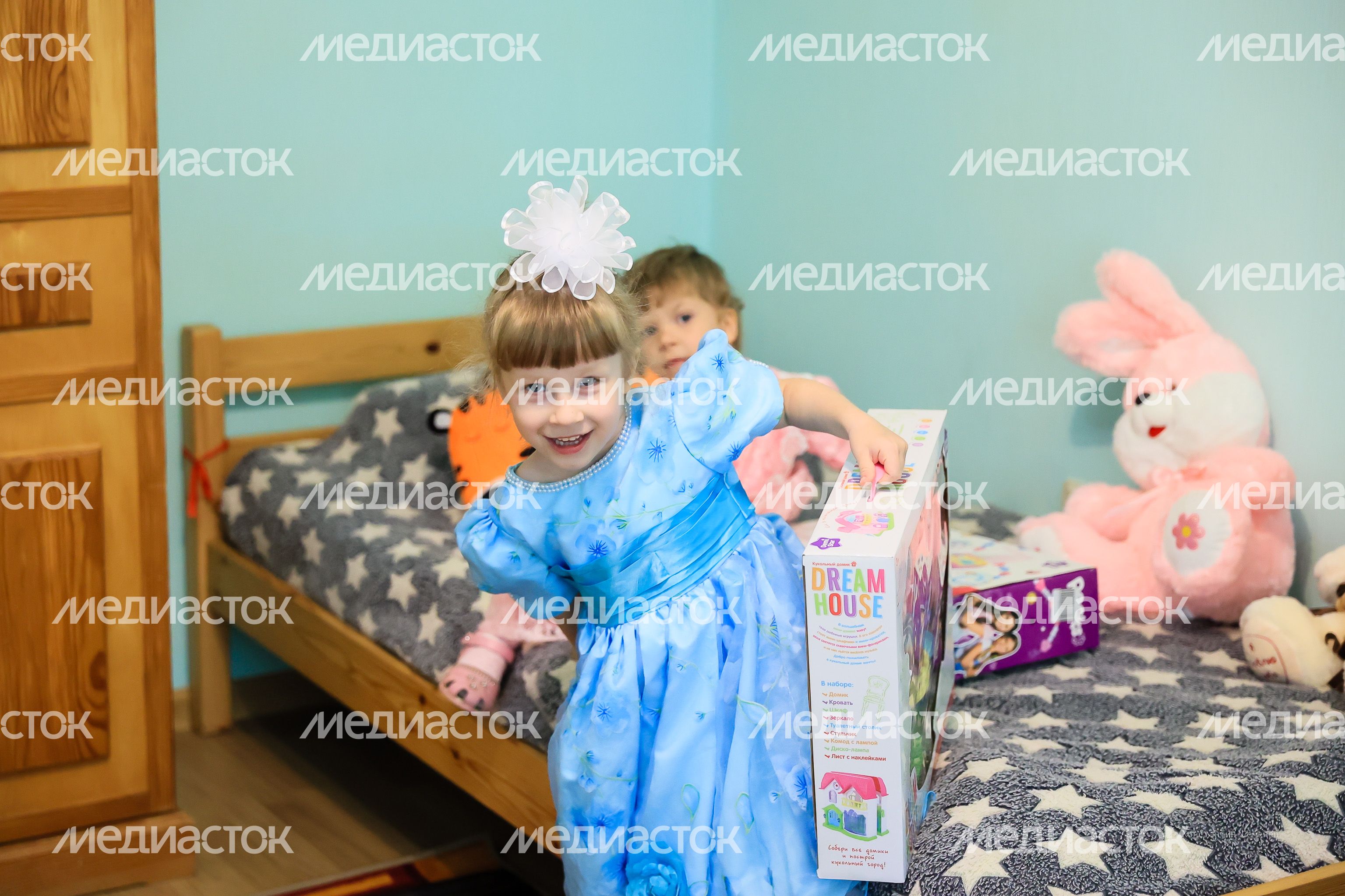 Посещение Губернатором Подмосковья семьи принявшей под опеку самое большое количество детей-сирот из Донбасса Посещение Губернатором Подмосковья семьи принявшей под опеку самое большое количество детей-сирот из Донбасса