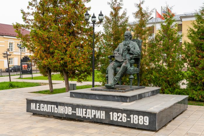 Памятнике писателю М.Е. Салтыкову-Щедрину в Талдоме