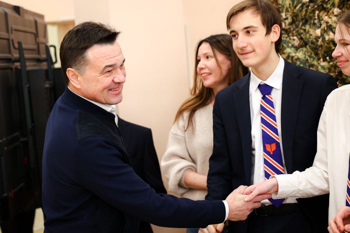 Губернатор поблагодарил учеников и педагогов гимназии им. Подольских курсантов